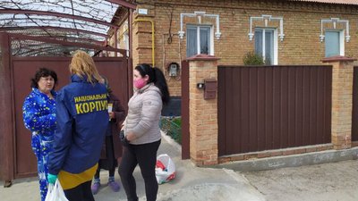 Захисні маски та продуктові набори роздали волонтери у селі на Кіровоградщині