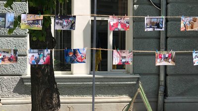 У День Європи у Житомирі на Михайлівській — світлини та прапори країн, які допомагають місту У День Європи у Житомирі на Михайлівській — світлини та прапори країн, які допомагають місту