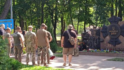 "Нація, яка забуває героїв, не має самоповаги". У Кривому Розі та Дніпрі вшанували пам'ять загиблих бійців "Нація, яка забуває героїв, не має самоповаги". У Кривому Розі та Дніпрі вшанували пам'ять загиблих бійців