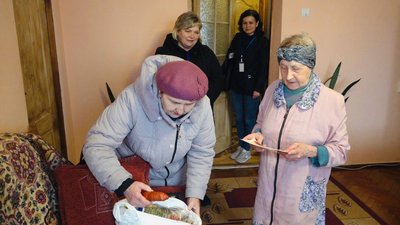 Великодні кошики роздали одиноким тернополянам Великодні кошики роздали одиноким тернополянам
