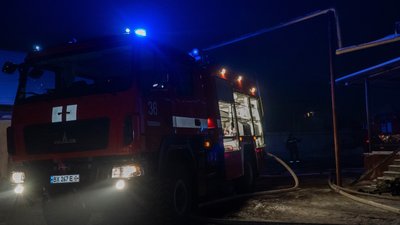 Машина ДСНС поруч із пекарнею у якій спалахнула пожежа, грудень, 2024