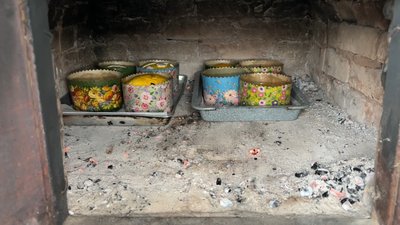 "Чекаю всіх за столом": прикордонниця з Волині готує паски за рецептом бабусі