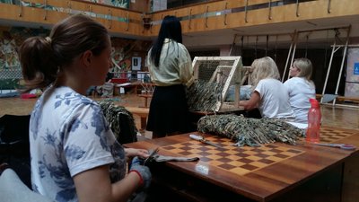 В Ужгороді для снайперів на фронт створюють маскувальні костюми "Чугайстри" В Ужгороді для снайперів на фронт створюють маскувальні костюми "Чугайстри"
