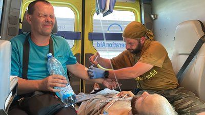 "Ця швидка для тяжкопоранених". Миколаївські волонтери передали бійцям карету швидкої на Донецький напрямок "Ця швидка для тяжкопоранених". Миколаївські волонтери передали бійцям карету швидкої на Донецький напрямок