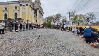 4 тисячі великодніх кошиків освятили біля греко-католицького собору в Ужгороді