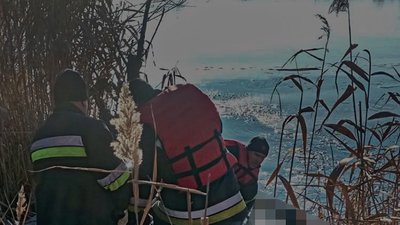 Рятувальники дістають з річки тіло чоловіка