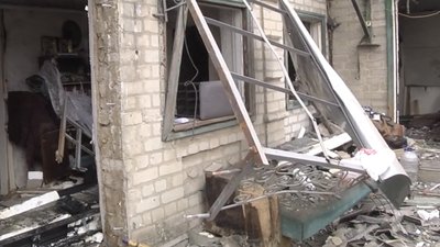 Внаслідок ракетної атаки військ РФ у Дніпрі пошкоджено багатоповерховий будинок: поранена 32-річна жінка