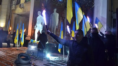Реконструкція подій Майдану, фаєри та Тризуб з лампадок: у Житомирі вшанували Небесну Сотню Реконструкція подій Майдану, фаєри та Тризуб з лампадок: у Житомирі вшанували Небесну Сотню