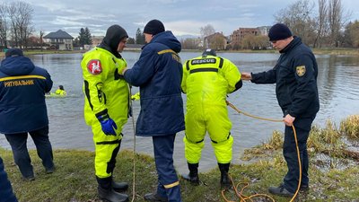 Волинські рятувальники закупили 50 гідрокостюмів. Як їх випробовують