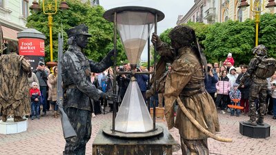 Актори театру пантоміми Mime "IF" представили іванофранківцям композицію "Крізь віки" Актори театру пантоміми Mime "IF" представили іванофранківцям композицію "Крізь віки"