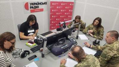 У студії Українського Радіо Черкаси писали Радіодиктант разом з військовослужбовцями