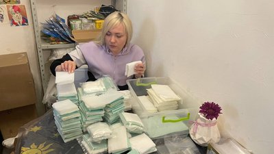 У Сумах волонтерки роблять кишенькові душі для військових У Сумах волонтерки роблять кишенькові душі для військових