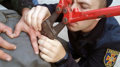 У Дніпрі рятувальники допомогли чоловіку зняти каблучку з пальця