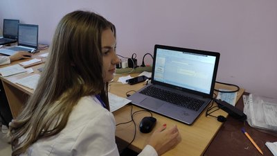 В перервах між парами: в центрі вакцинації у Луцьку лікарям допомагають студенти-медики В перервах між парами: в центрі вакцинації у Луцьку лікарям допомагають студенти-медики