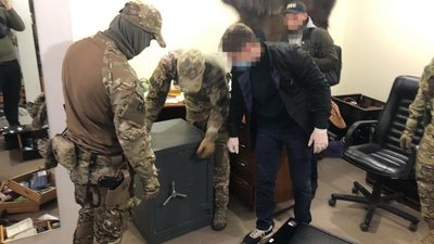 У Житомирі та ще трьох містах України одночасно провели обшуки з метою знешкодження бандформування У Житомирі та ще трьох містах України одночасно провели обшуки з метою знешкодження бандформування