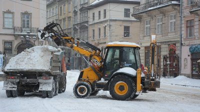 У Львові затори через значні опади снігу У Львові затори через значні опади снігу