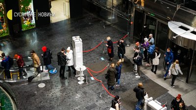 На вході до ТРЦ та шопінгмолів охоронці перевіряють COVID-сертифікати про вакцинацію та температуру тіла. Санітайзери у кожному кутку стали звичною справою На вході до ТРЦ та шопінгмолів охоронці перевіряють COVID-сертифікати про вакцинацію та температуру тіла. Санітайзери у кожному кутку стали звичною справою