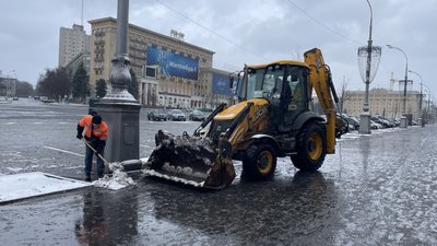 Прибирання снігу в Харкові