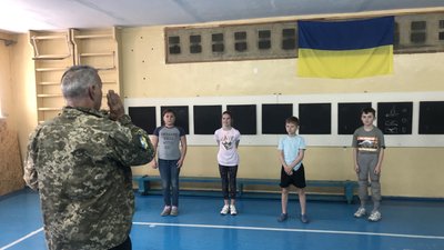 "Сховатися, аби вижити": в Одесі вчать дітей, як поводитися під час вибухів та де шукати безпечне сховище