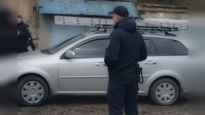 В Олександрії чоловік другу добу не виходить з авто до поліції