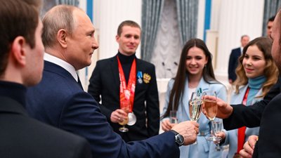 Російські медалісти Олімпіади-2022 зустрілися з Путіним: хто був присутній