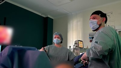 Медики оперують пацієнтку