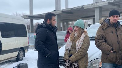 Волонтери Тернопільщини безкоштовно возять жінок і дітей до кордону Волонтери Тернопільщини безкоштовно возять жінок і дітей до кордону