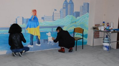 Вихованці закладів позашкільної освіти Дніпра розмальовують стіни сховищ Вихованці закладів позашкільної освіти Дніпра розмальовують стіни сховищ