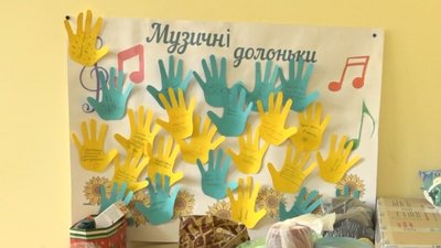 Вчителі та учні музичної школи в Івано-Франківську збирають допомогу для вчительки фортепіано, яка воює в ЗСУ Вчителі та учні музичної школи в Івано-Франківську збирають допомогу для вчительки фортепіано, яка воює в ЗСУ