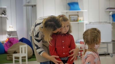 "Майстерня добра". У Вінниці працює для дітей-переселенців арт-терапія "Майстерня добра". У Вінниці працює для дітей-переселенців арт-терапія