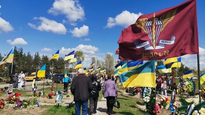 "Віддали своє життя за Україну": поблизу Полтави влаштували поминальну панахиду за загиблими воїнами "Віддали своє життя за Україну": поблизу Полтави влаштували поминальну панахиду за загиблими воїнами