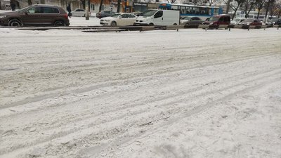 Вночі на дорогах Житомира працювали 16 снігоприбиральних машин Вночі на дорогах Житомира працювали 16 снігоприбиральних машин