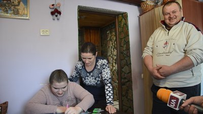 Сестри з Тернопільщини, які хворіють на ДЦП, займаються рукоділлям