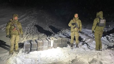 Кинули вантаж і втекли: на Закарпатті прикордонники виявили 8 пакунків сигарет неподалік Румунії