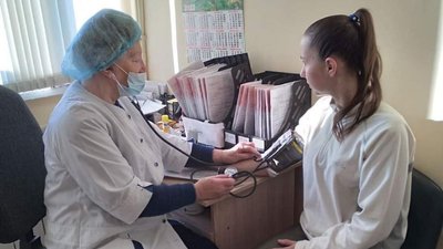 На Луганщині лікарка-акушерка отримала поранення під час приймання пологів