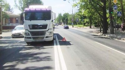 Загинула на місці. У Миколаєві жінка потрапила під колеса вантажівки
