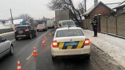 Водій заснув за кермом. На трасі на Буковині через аварію ускладнений рух транспорту