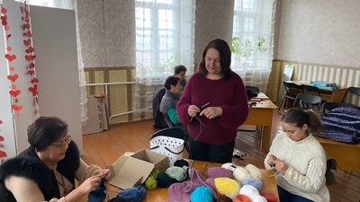 "Працюємо на перемогу": на Вінниччині працівниці бібліотеки в'яжуть ліжники, килимки та теплі шкарпетки