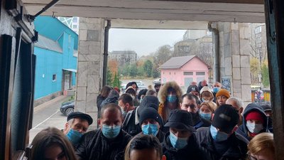 "Вакцинуюся, бо "приперло": репортаж з центрів вакцинації у Франківську