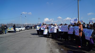Близько півсотні мешканців Кам'янського вийшли на акцію проти закриття школи №20 Близько півсотні мешканців Кам'янського вийшли на акцію проти закриття школи №20