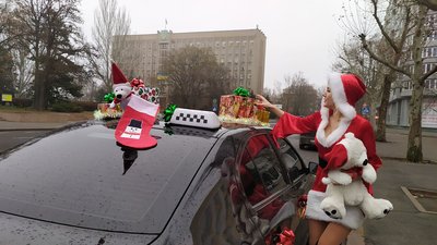 Миколаєвом курсує святкове таксі Миколаєвом курсує святкове таксі
