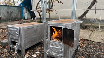 "Зробили з того, що знайшли вдома". Майстри з Буковини на подвір'ї роблять пічки для військових "Зробили з того, що знайшли вдома". Майстри з Буковини на подвір'ї роблять пічки для військових