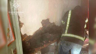 Рятувальники всередині будинку, де сталася пожежа. Чернігівщина Рятувальники всередині будинку, де сталася пожежа. Чернігівщина