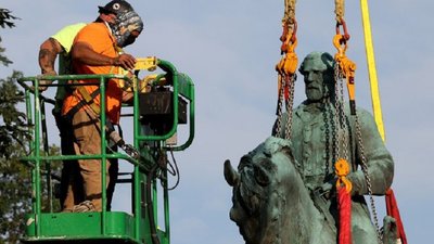 "Війна пам'ятників": у Шарлотсвіллі знесли статуї генералів-конфедератів