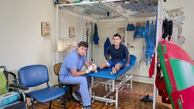 Ракета впала у двір: у Львові у центрі "Незламні" звершили лікування брати із Бахмута Ракета впала у двір: у Львові у центрі "Незламні" звершили лікування брати із Бахмута