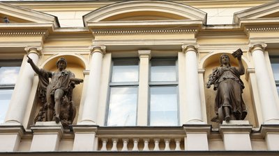 Скульптури статуї на будівлі головпоштамту в Чернівцях Скульптури статуї на будівлі головпоштамту в Чернівцях