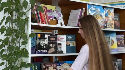 За словами бібліотекарів, люди долучаються до оновлення фонду книг
