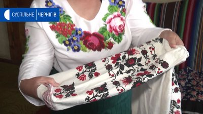 Жителька Новгород-Сіверщини зберігає вишиванку, якій майже 100 років
