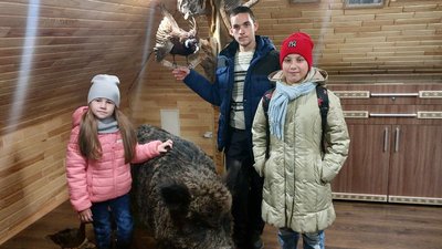 У Сумському районі правоохоронці та військові разом з дітьми висадили 140 яблунь У Сумському районі правоохоронці та військові разом з дітьми висадили 140 яблунь