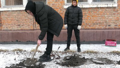 Півтисячі цибулин. У школах Шосткинського району на Сумщині висадили квіти з Нідерландів Півтисячі цибулин. У школах Шосткинського району на Сумщині висадили квіти з Нідерландів